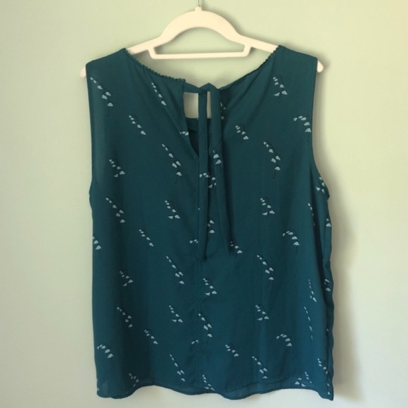 LOFT blue flower flowy petite top - Picture 3 of 4